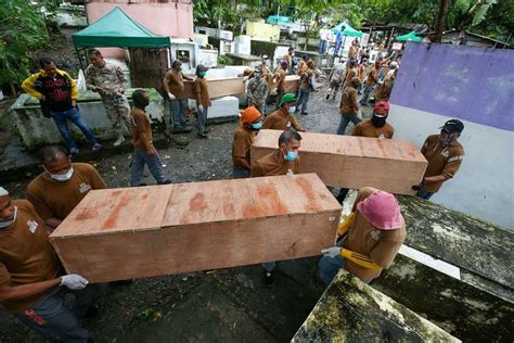 BuCor buries 60 bodies of prisoners who died inside Bilibid.